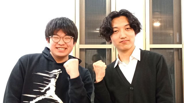 笑顔の生徒と講師