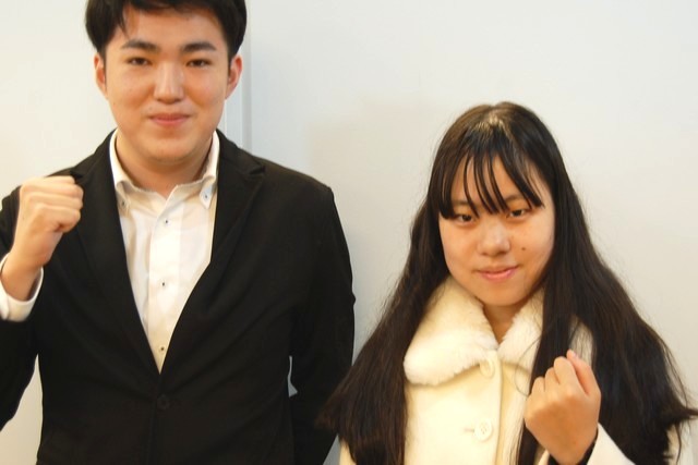 笑顔の生徒と講師