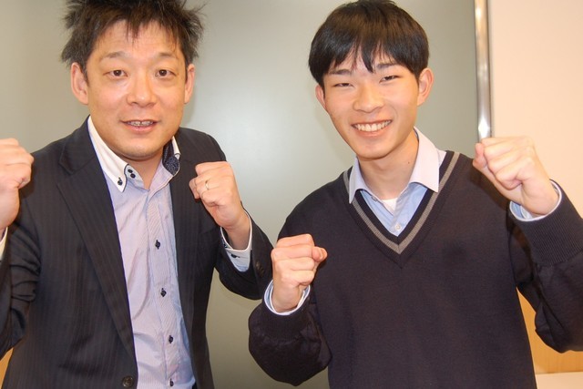 笑顔の生徒と講師