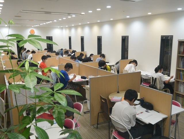 個別教育ＭｙチャレンジＲＩＣ校（六甲アイランド校）のテスト対策勉強会で、多くの生徒がみんな集中して勉強している様子。