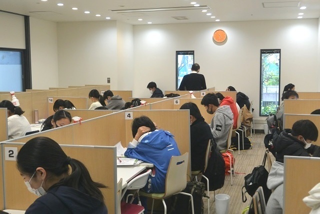 勉強会で勉強に集中する中学生たち