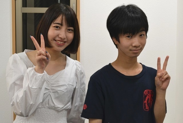 笑顔の生徒と講師