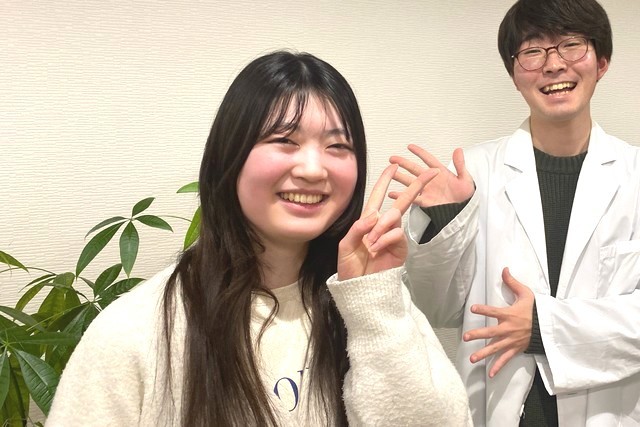 笑顔でピースする生徒と講師