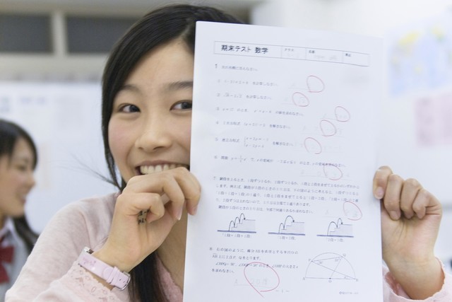いい点数をとって喜ぶ小学生の女の子