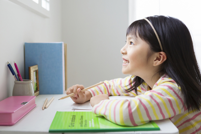 鉛筆を持って勉強をしている女の子