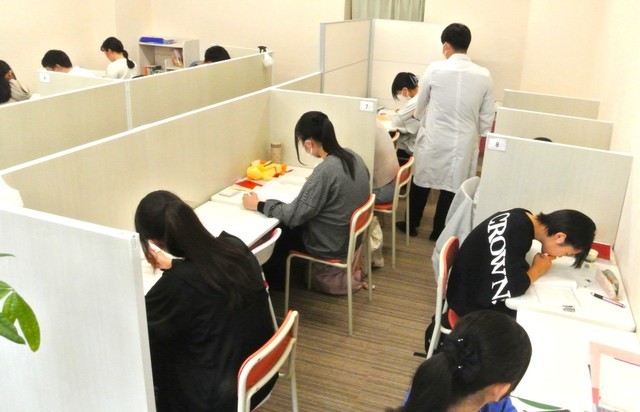 中学生と担当講師