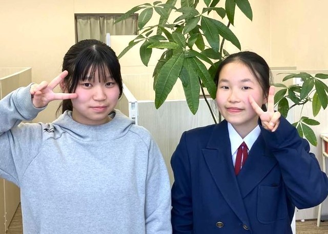 高校受験で合格し喜ぶ生徒