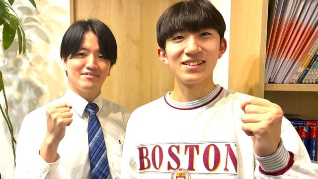笑顔の生徒と講師