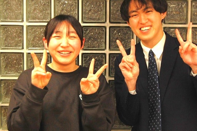笑顔の生徒と講師