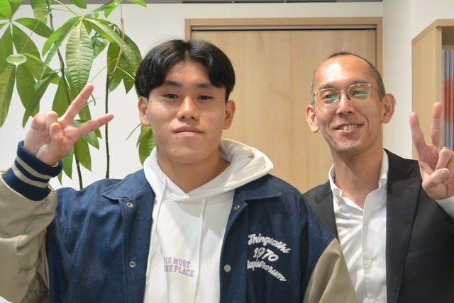 笑顔の生徒と講師