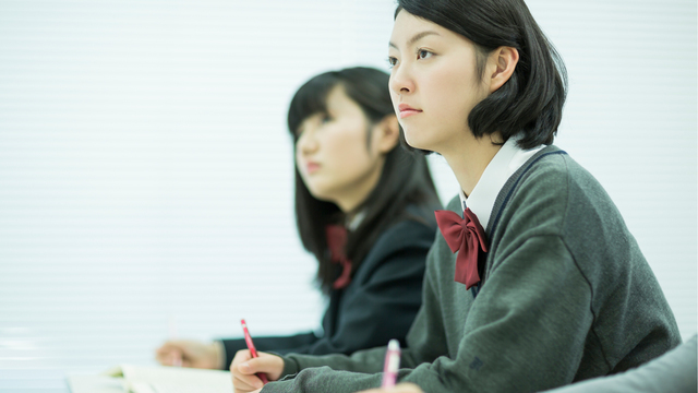 鉛筆を持って勉強をしている女の子