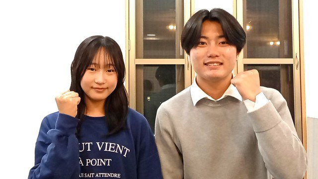 笑顔の生徒と講師