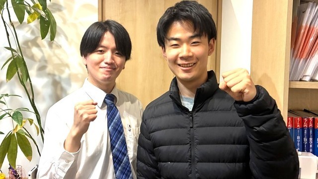 笑顔でピースする生徒と講師