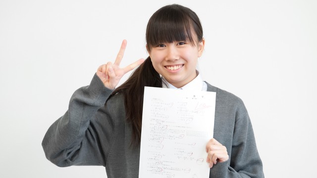 成績アップでガッツポーズする小学生男子