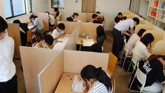 中学生と担当講師