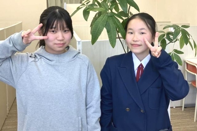 高校受験で合格し喜ぶ生徒
